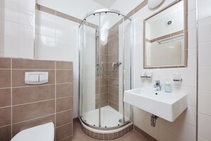 Gratis toiletartikelen, een haardroger, handdoeken