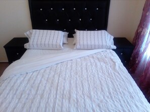 Apartamento luxo, 3 quartos, vista para o jardim | 3 quartos, cofres nos quartos, escrivaninha, quartos à prova de som