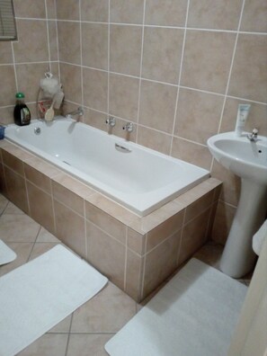 Une salle de bain avec une baignoire, un lavabo et des toilettes.