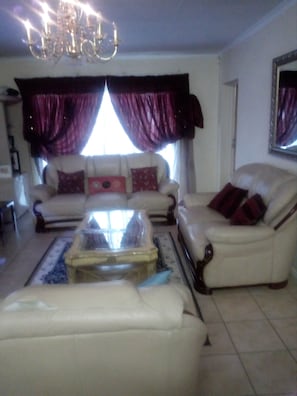 Deluxe Apartment, 3 Bedrooms, Garden View | Living area