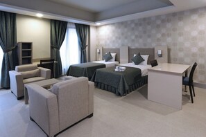 Habitación estándar con 1 cama matrimonial o 2 individuales | Ropa de cama de alta calidad y minibar 