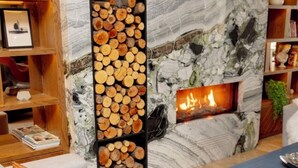 A living room with a fireplace, a bookshelf, and a sofa. - Sakarya Sen Hotel (Serdivan)