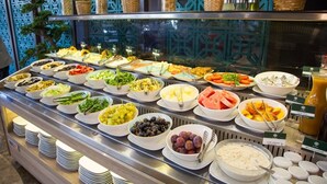 A buffet with various food options and a beverage station. - Sakarya Sen Hotel (Serdivan)