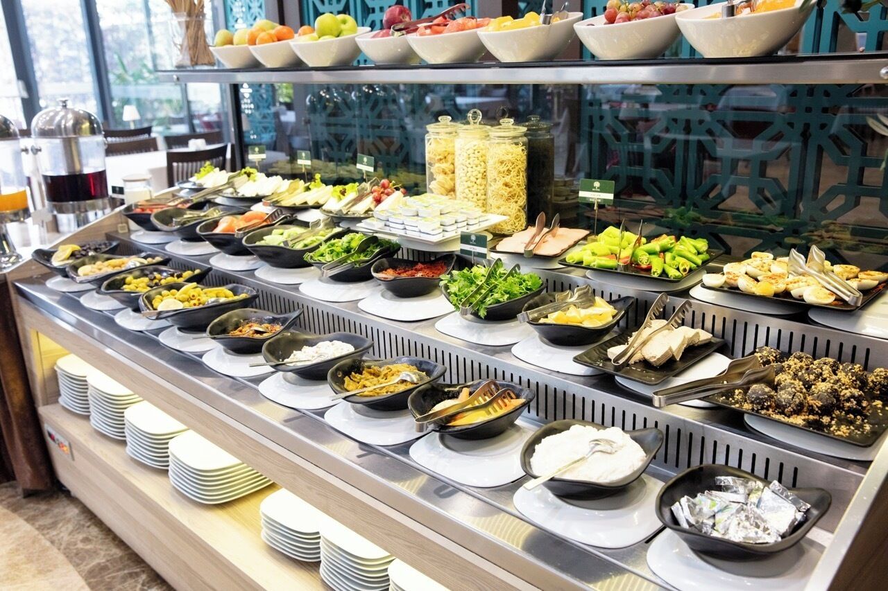 Un bufé con distintos alimentos y salsas.