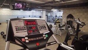 A gym with exercise equipment, including a treadmill and weights. - Sakarya Sen Hotel (Serdivan)