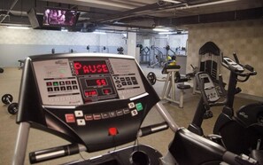 A gym with exercise equipment, including a treadmill and weights. - Sakarya Sen Hotel (Serdivan)