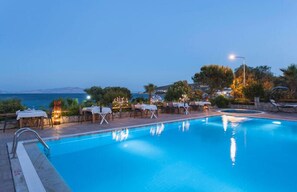 Piscine extérieure, parasols de plage, chaises longues