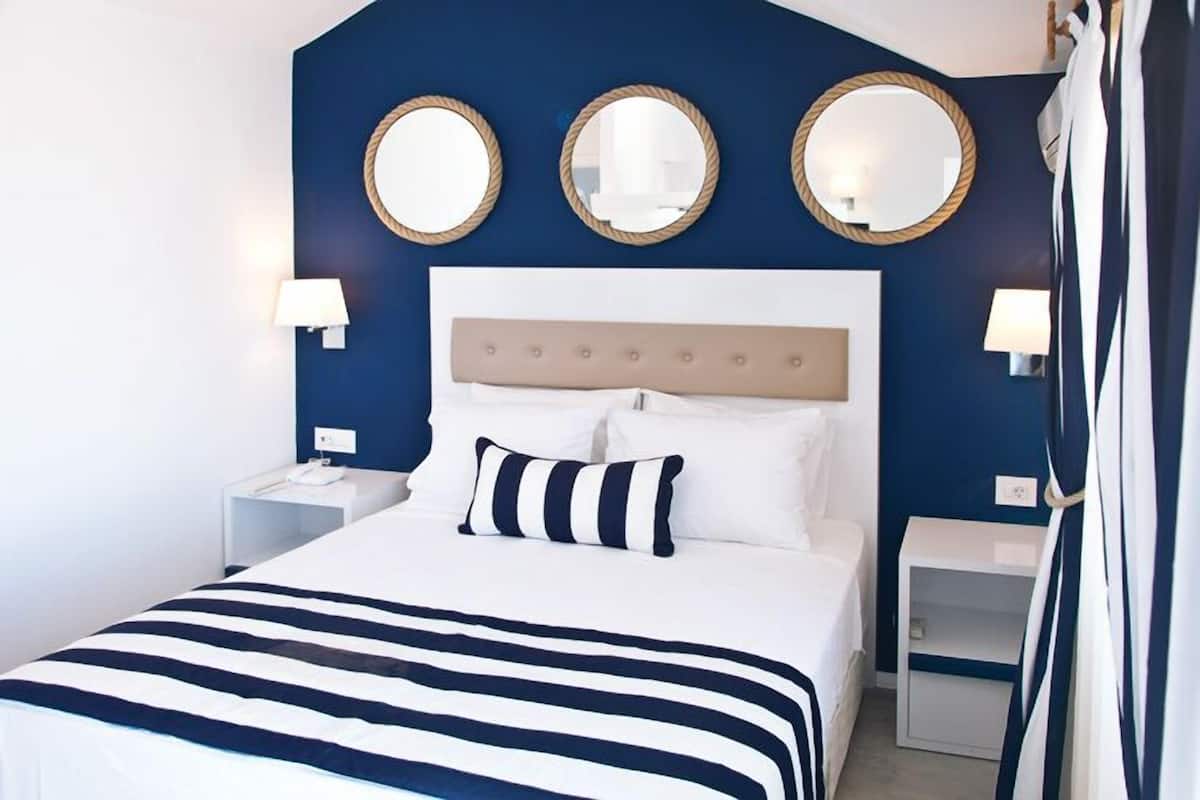 Premium bedding, free minibar, in-room safe, desk