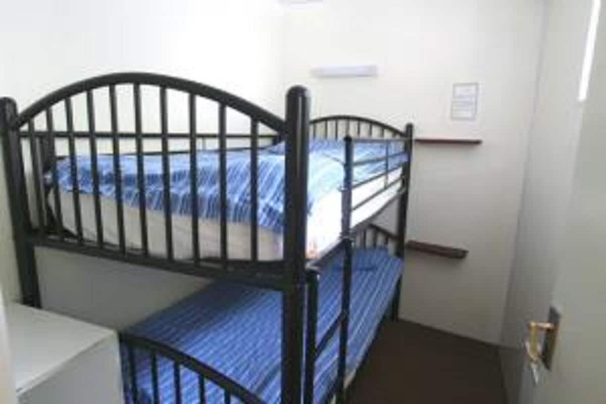 Basic Shared Dormitory, Mixed Dorm (Not Pet-Friendly) | Ferro/asse da stiro, Wi-Fi gratuito, lenzuola