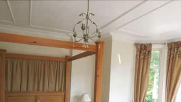 Double Room (Four Poster - Not Pet-Friendly) | Strykejern/-brett, wi-fi (inkludert) og sengetøy