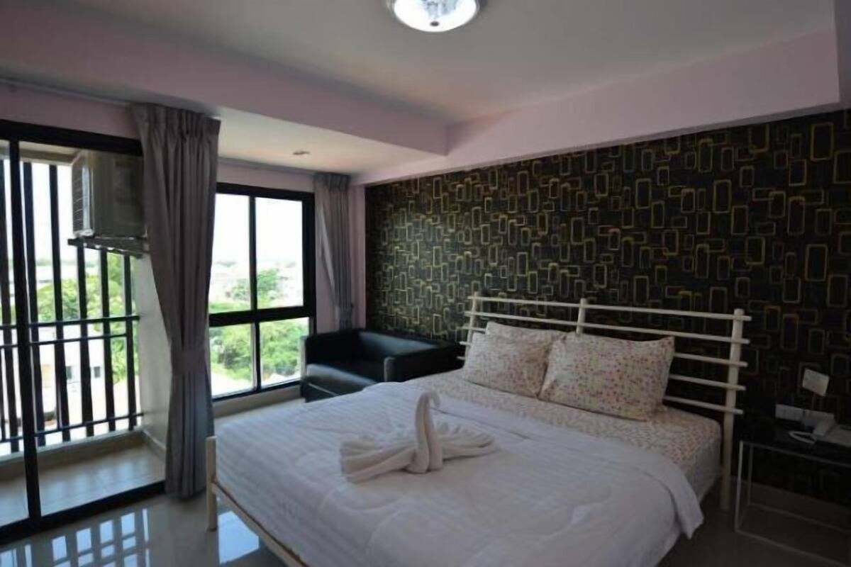 Escritorio y camas supletorias