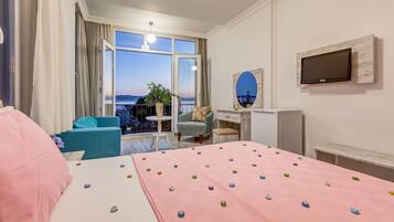 Une chambre d’hôtel avec un lit, un bureau, une chaise, une télévision et un balcon avec vue.