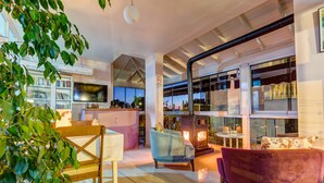 Una sala moderna con chimenea, estanterías y un comedor.