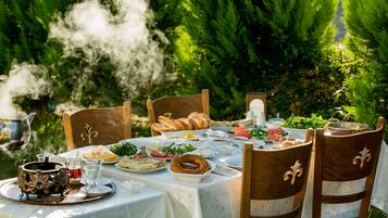 Breakfast, lunch and dinner served