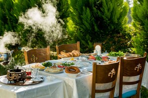 Phục vụ bữa sáng, bữa trưa và bữa tối 