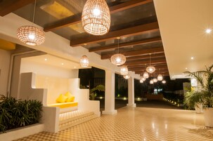 Facciata della struttura - sera/notte