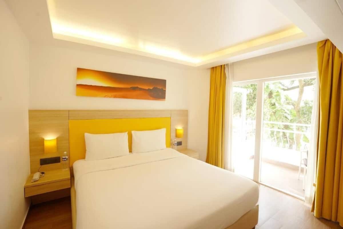 Ropa de cama de alta calidad y caja de seguridad en la habitación 