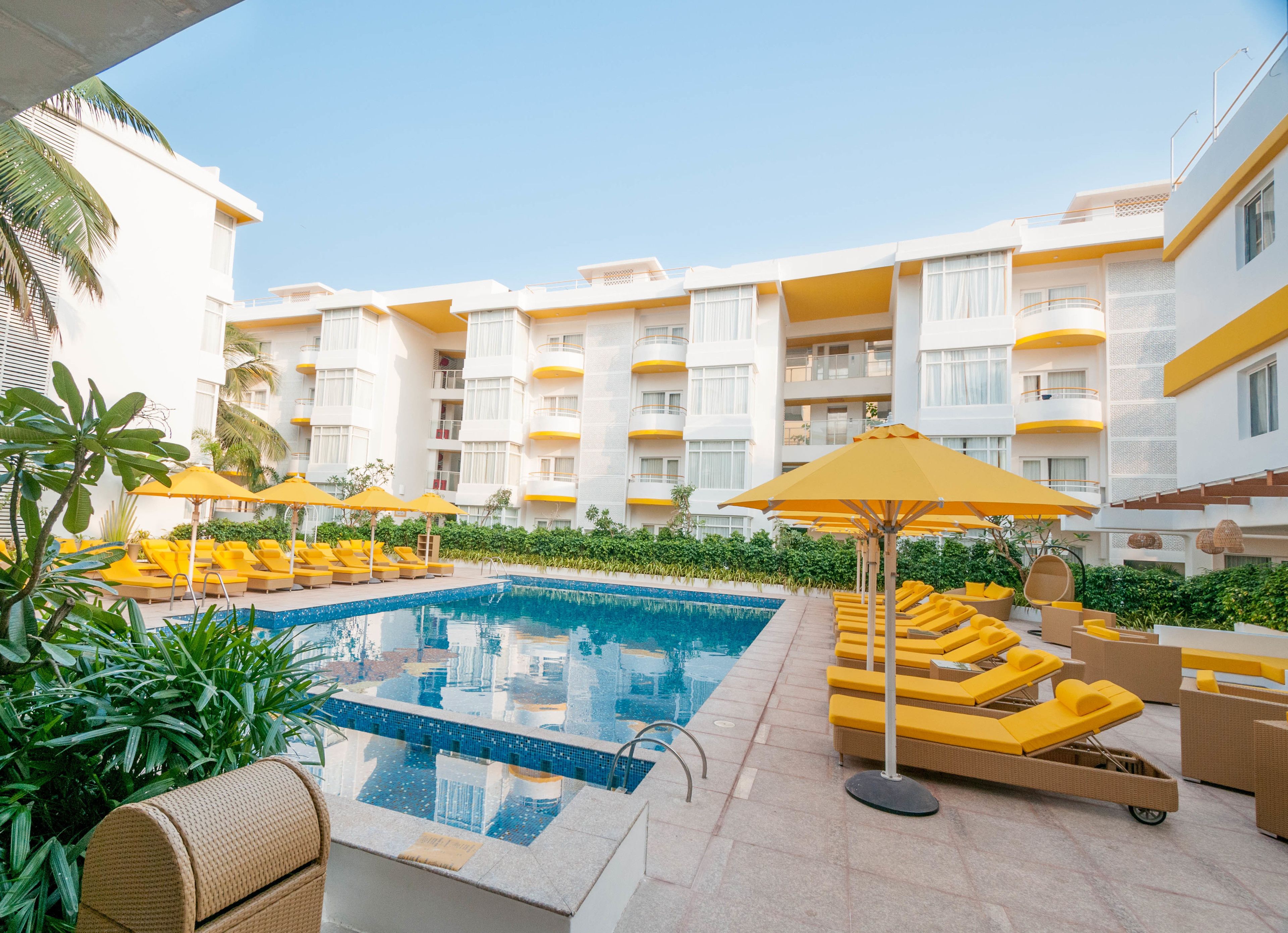 Una piscina al aire libre