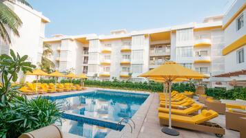 Una piscina al aire libre