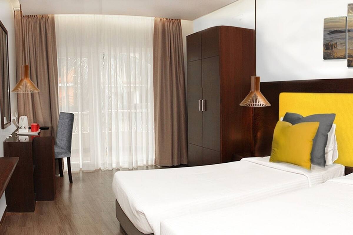 Ropa de cama de alta calidad y caja de seguridad en la habitación 