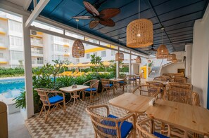 Breakfast, lunch, dinner served; international cuisine, pool views  - BloomSuites - Calangute (Calangute)