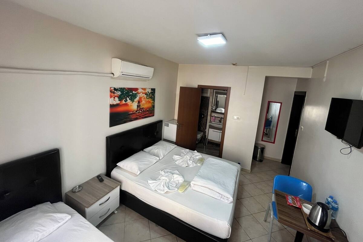 Habitación triple familiar, baño privado | Escritorio, espacio para trabajar con laptop y insonorización 