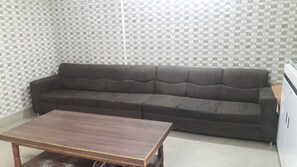 Flat-screen TV - Hotel Royal Palace (Ghaziabad)