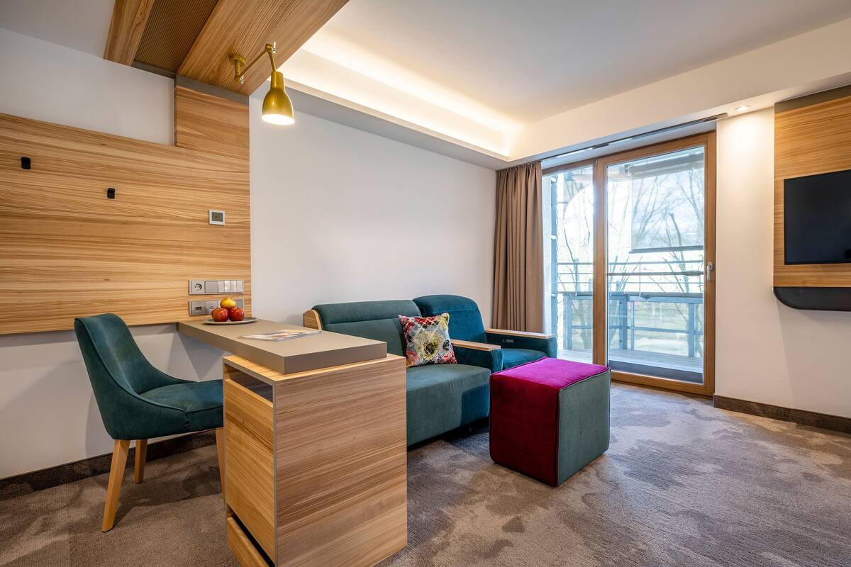 Deluxe-dobbeltværelse - balkon | Opholdsområde | 19-tommers fladskærms-tv med satellitkanaler, tv
