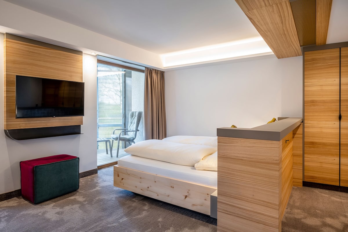 Superior-dobbeltværelse - balkon | Allergivenligt sengetøj, minibar, pengeskab på værelset, skrivebord