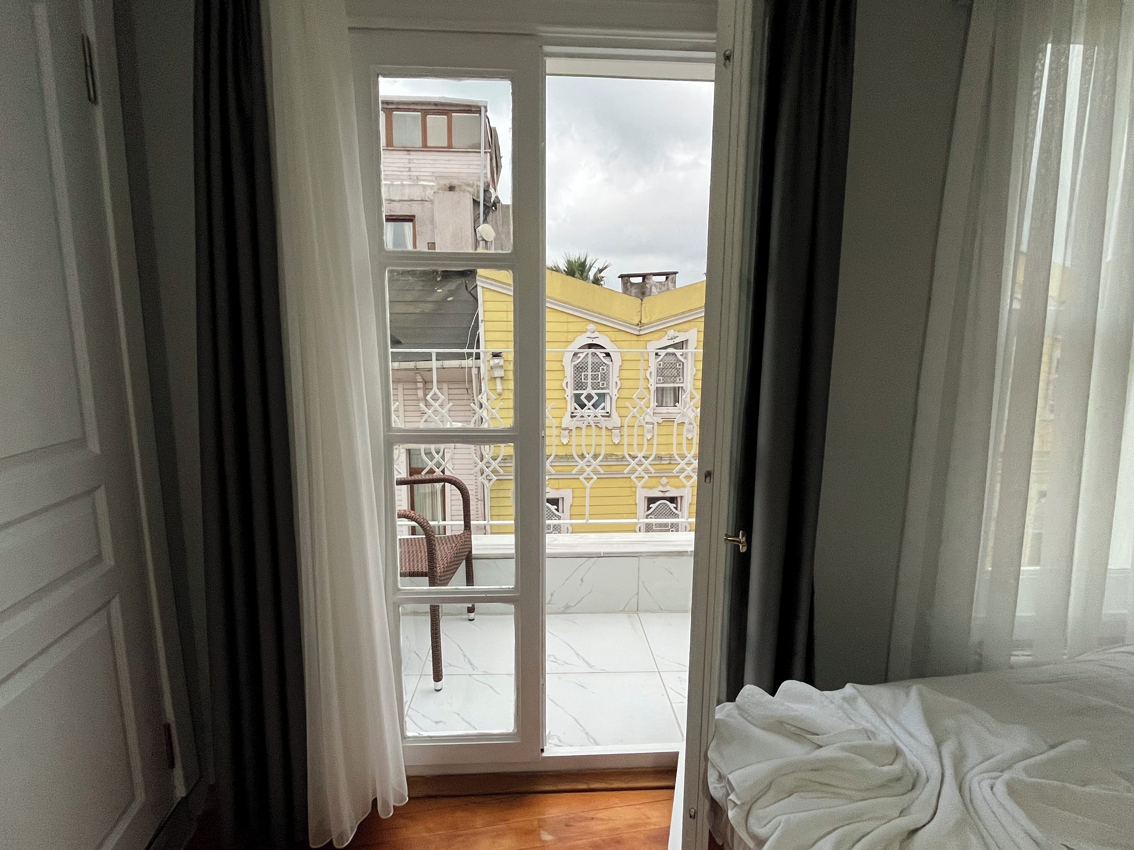 Dreibettzimmer, Balkon, Stadtblick | Hochwertige Bettwaren, Zimmersafe, Schreibtisch