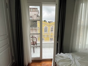 Triple Room, Balcony, City View | Premium bedding, in-room safe, individually decorated, desk - Jasmine Apartment (Istanbul)