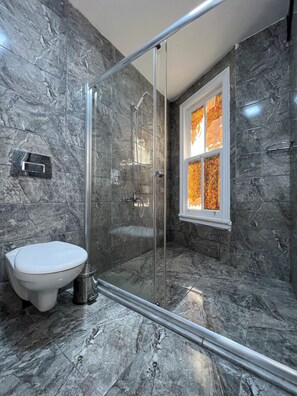 Family Quadruple Room | Bathroom | Shower, hair dryer, towels, soap - Jasmine Apartment (Istanbul)