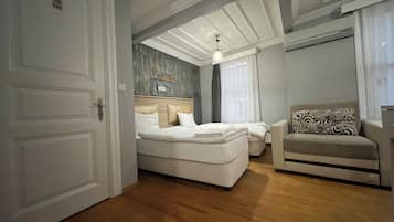 Habitación estándar con 1 cama doble o 2 individuales, balcón, vistas a la ciudad | 1 dormitorio, ropa de cama de alta calidad, caja fuerte