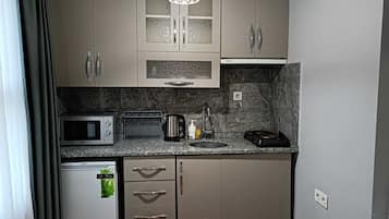 Habitación estándar con 1 cama doble o 2 individuales, balcón, vistas a la ciudad | Cocina privada | Frigorífico y microondas