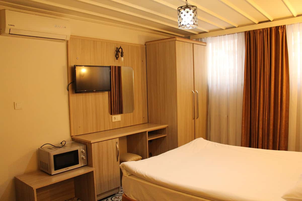 Economy Room, 1 Queen Bed, Non Smoking | 1 bedroom, premium bedding, in-room safe, individually decorated