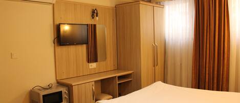 Phòng Economy, 1 giường cỡ queen, không hút thuốc | Bộ đồ giường cao cấp, két bảo mật tại phòng, trang trí khác biệt