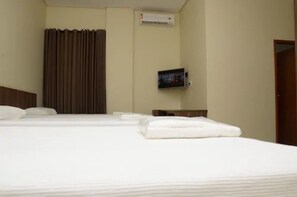 Kamar Triple Deluks | Minibar, meja kerja, tirai kedap cahaya, dan setrika/meja setrika