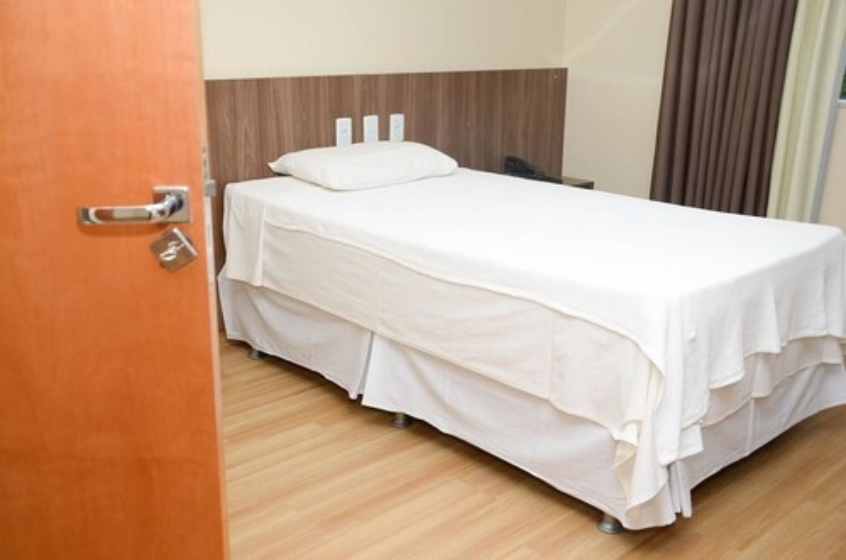 standard single room | minibar, desk, blackout curtains, iron/ironing board