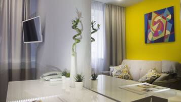 Family Room | Peti besi dalam bilik, meja, kalis bunyi, seterika/papan seterika