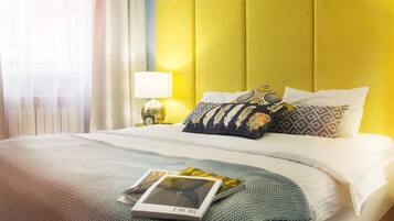 Peti besi dalam bilik, meja, kalis bunyi, seterika/papan seterika