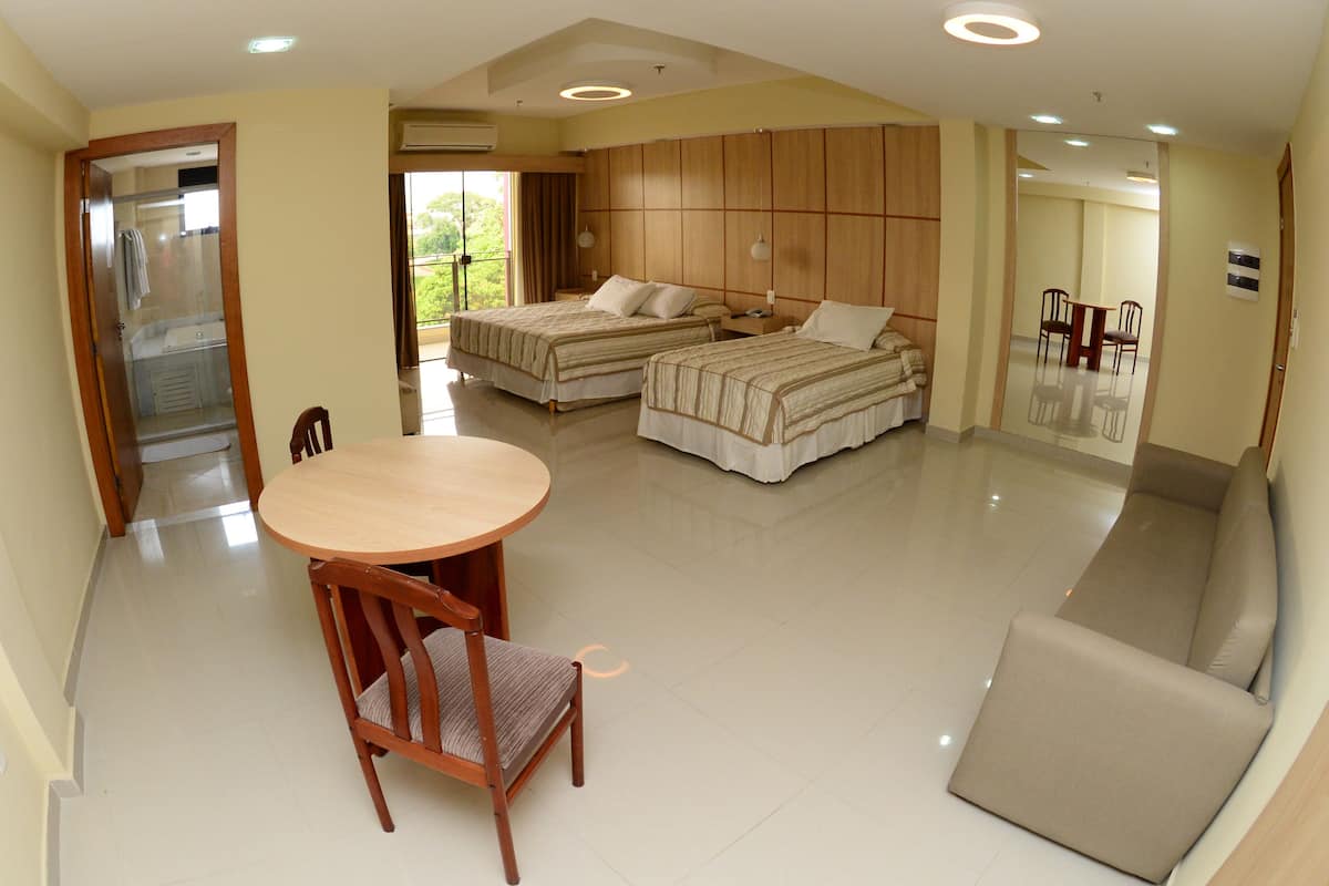 Habitación cuádruple Premium | Minibar, caja de seguridad en la habitación, wifi gratis y ropa de cama