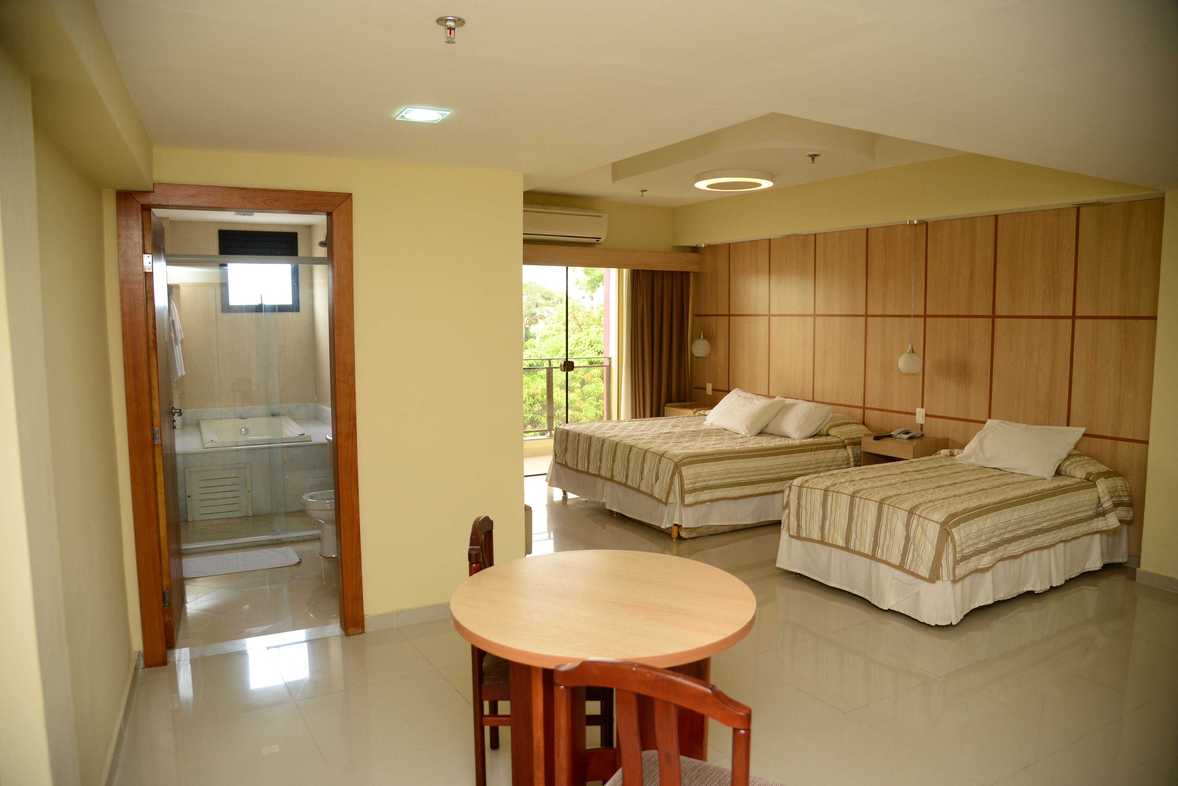 Quarto quádruplo premium | Frigobar, cofres nos quartos, Wi-Fi de cortesia, roupa de cama