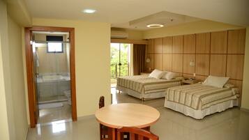 Quarto quádruplo premium | Frigobar, cofres nos quartos, Wi-Fi de cortesia, roupa de cama