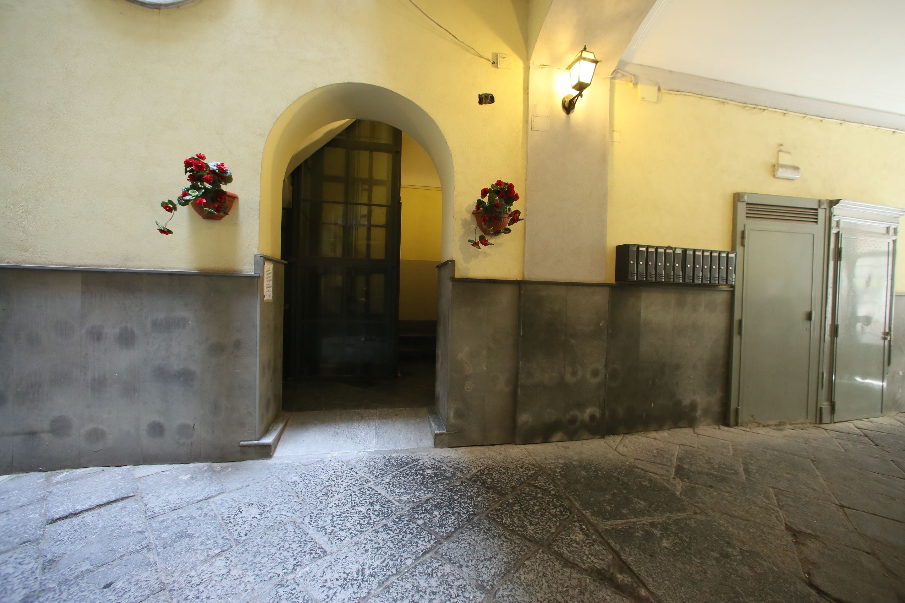 Chambre Quadruple Supérieure, 1 grand lit et 1 canap é-lit, vue ville | Entrée de l’hébergement