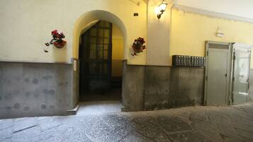 Quadrupla Superior, 1 letto queen con divano letto, vista città | Ingresso della struttura