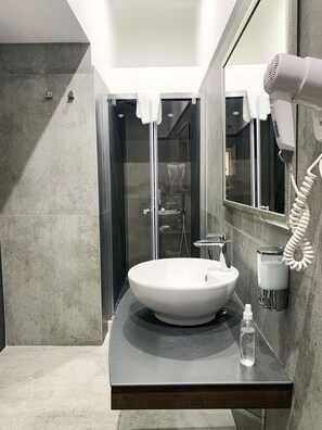 Comfort-Dreibettzimmer, Mehrere Betten, Stadtblick | Badezimmer