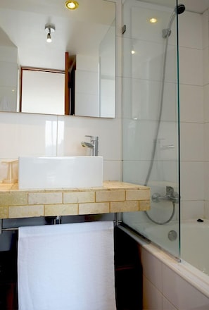Appartement Standard | Salle de bain | Douche, séchoir à cheveux, serviettes fournies