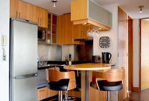 Standard Apartment | Private kitchenette | Full-sized fridge, microwave, oven, stovetop - Alquílame - Apartamento Escuela Militar (Santiago)