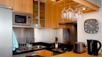 Standard Apartment | Dapur kecil peribadi | Peti sejuk/penyejuk beku saiz penuh, ketuhar gelombang mikro, ketuhar
