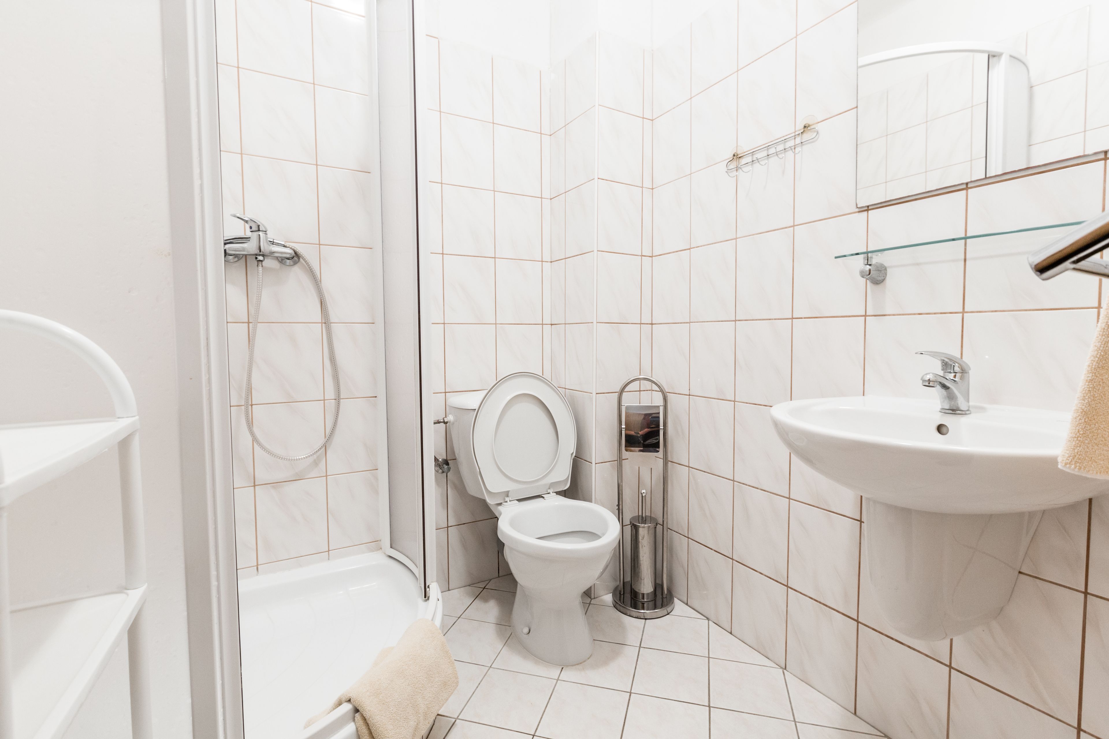 standard apartment, 2 bedrooms (a101) | bathroom | free toiletries, hair dryer, towels